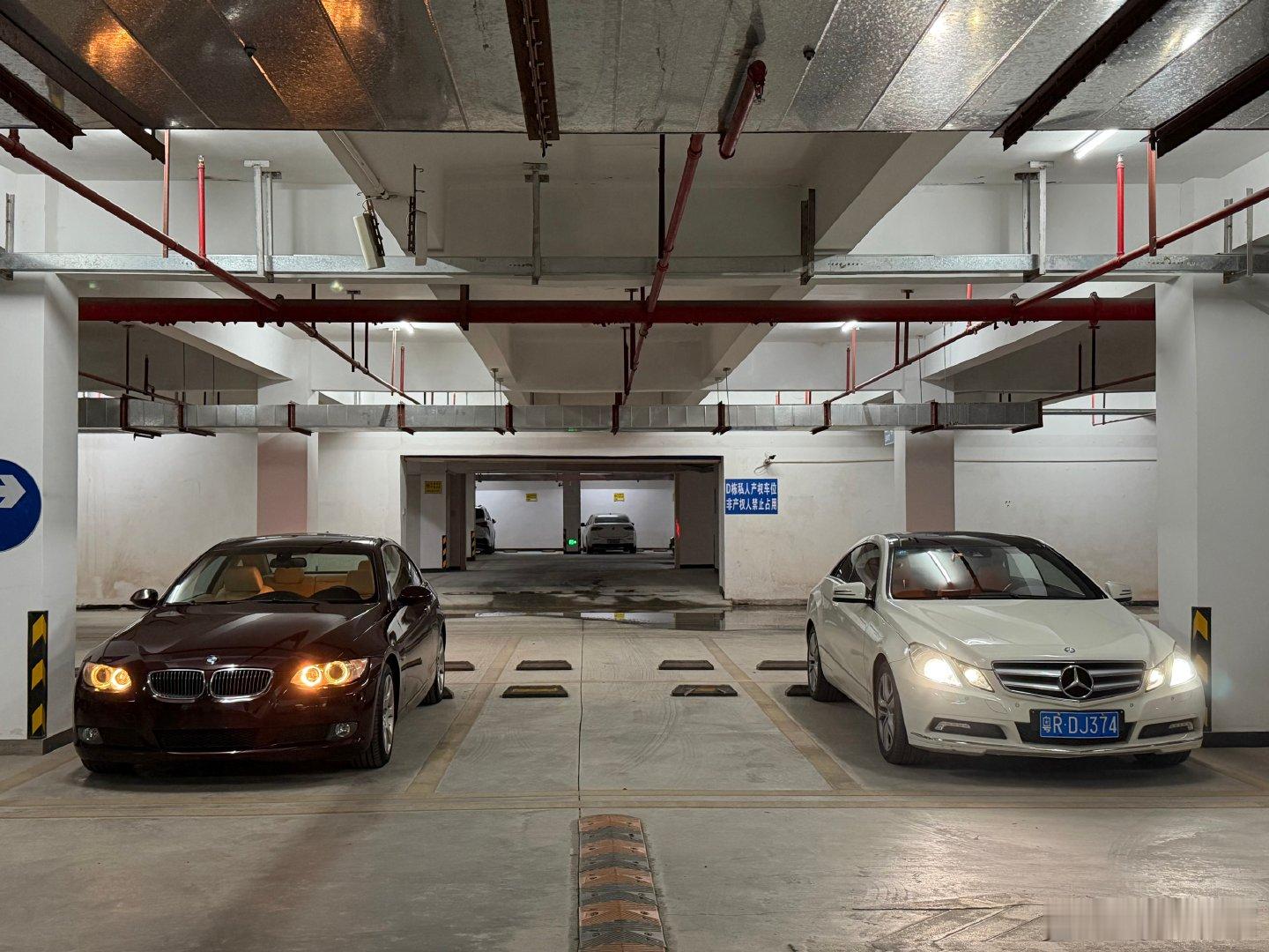 正好凑齐了当年的两台优雅Coupe2008 BMW 330i E922010 M