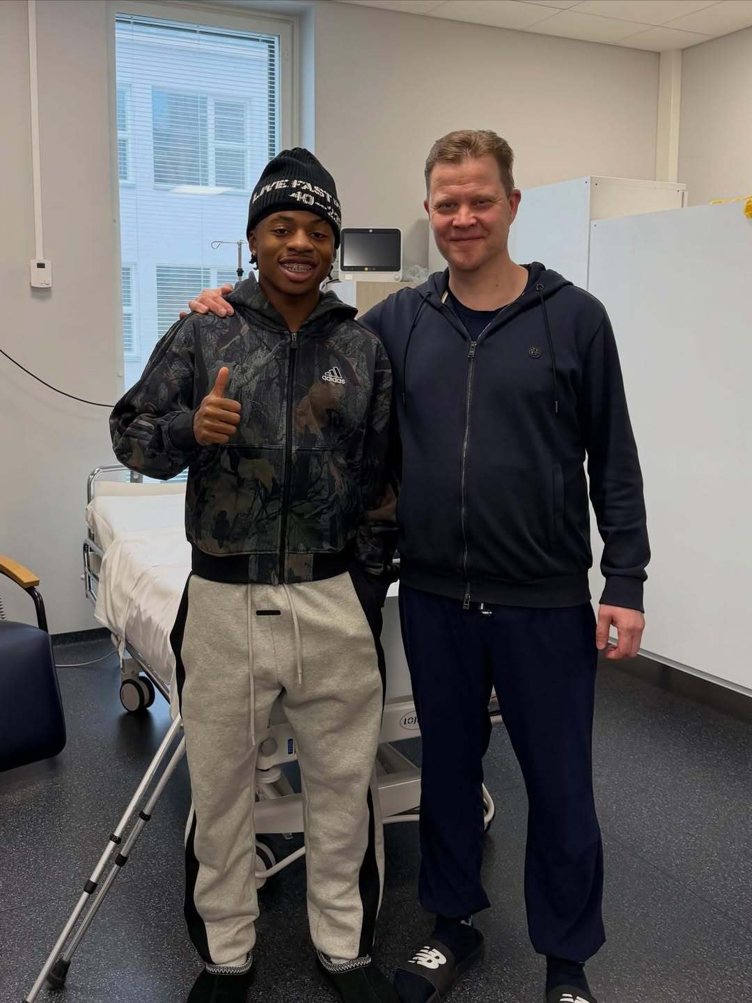 迈克在芬兰由专家Lasse Lempainen医生成功实施了大腿手术。这位17岁