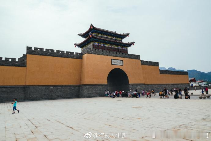 土门关驿道小镇位于石家庄鹿泉区抱犊寨山脚下，一派青砖黛瓦的明清风貌，当年驿道旱码