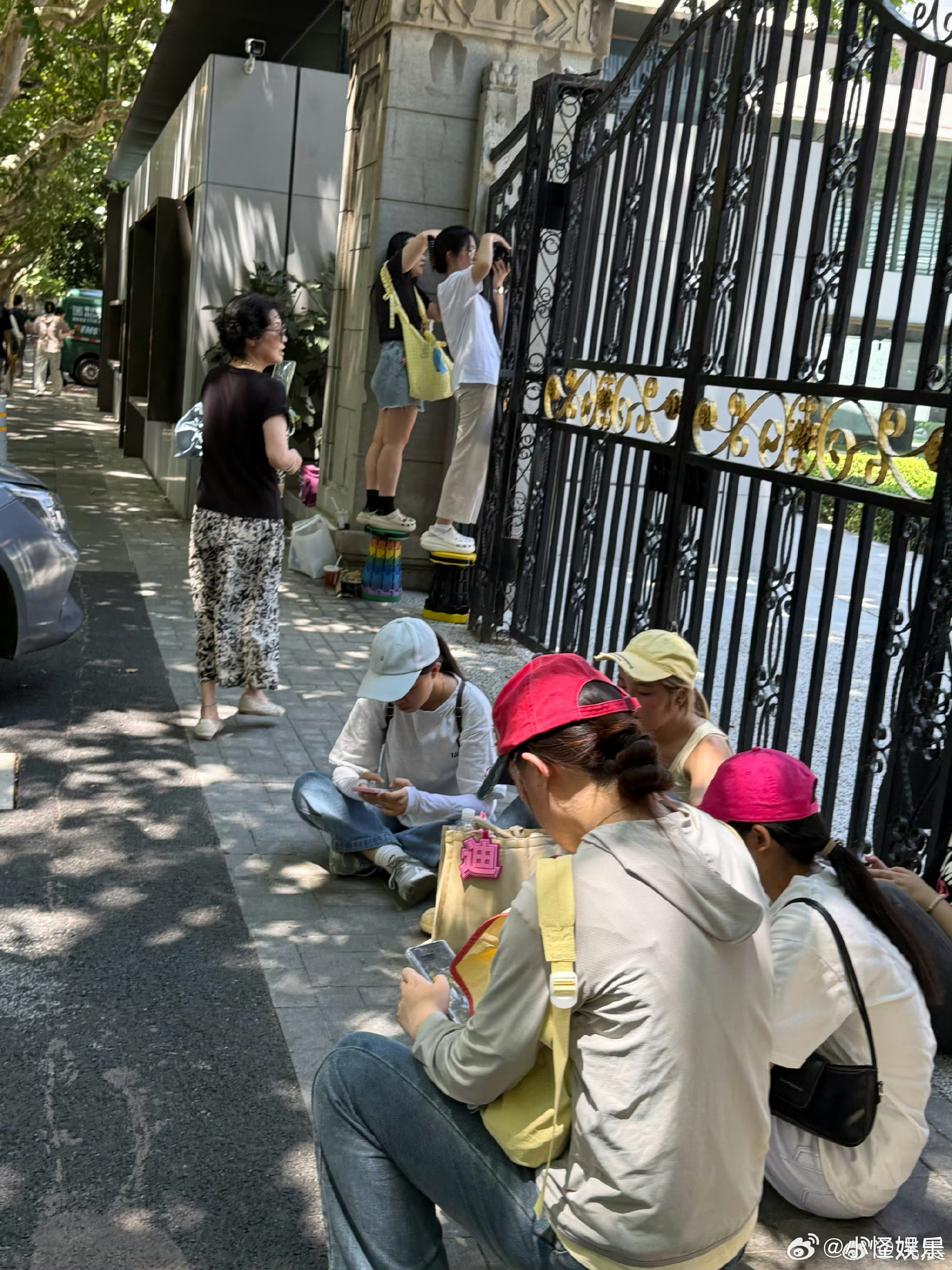 姚晨 你们都在拍啥呀 好奇值拉满！夏天在外拍戏真的太考验人了，记得随时躲躲阴凉，