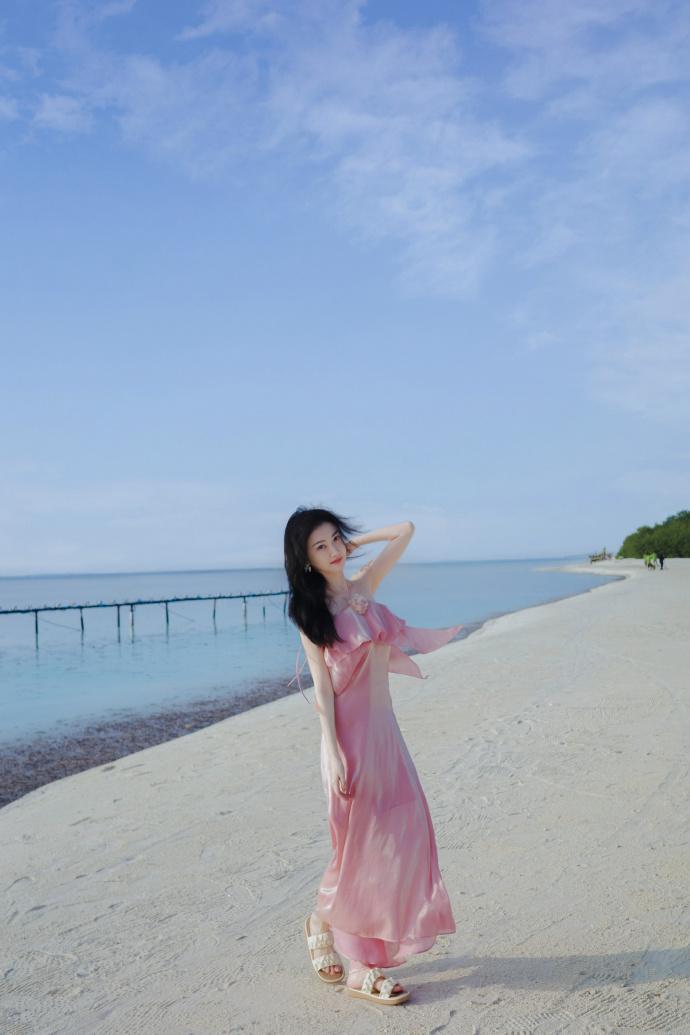 好久不见的景甜晒出了一组海边旅行大片，身穿粉裙造型明媚又温柔，粉色衬托得她肤白胜