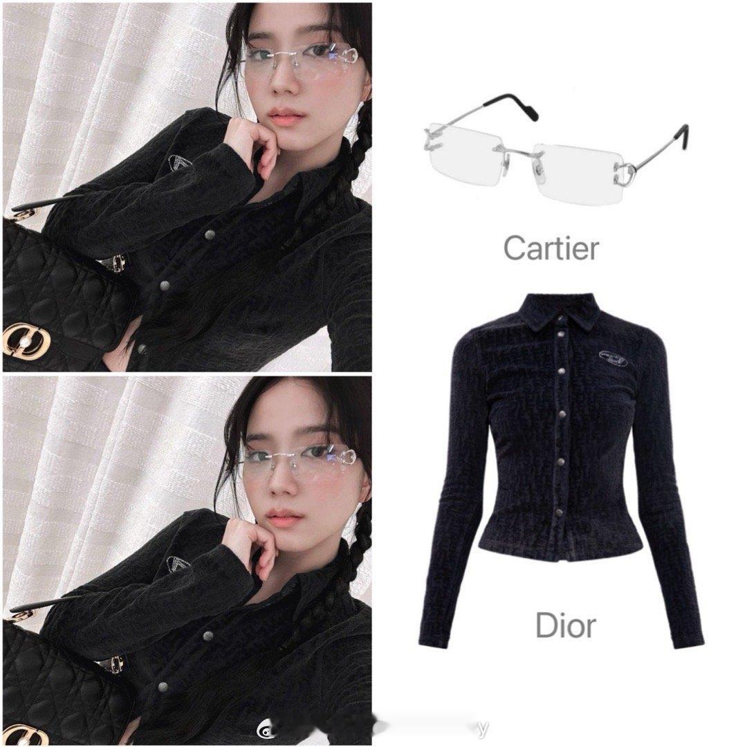 Jisoo金智秀ins晒照，扎着双麻花辫，戴白色平光镜，搭配黑衬衫，俏皮又可爱！