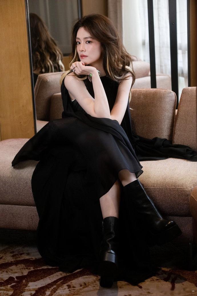 陈昊宇泡泡岛舞台陈昊宇也是在家门口唱上了 暗黑长裙配甜妹脸，陈昊宇今天就是“童脸