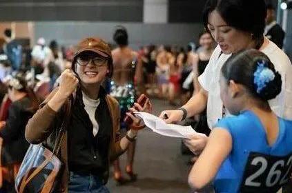 小花简直就是女版邓超附体

小花在最近的拉丁舞比赛中，展现出了惊人的舞技和魅力，