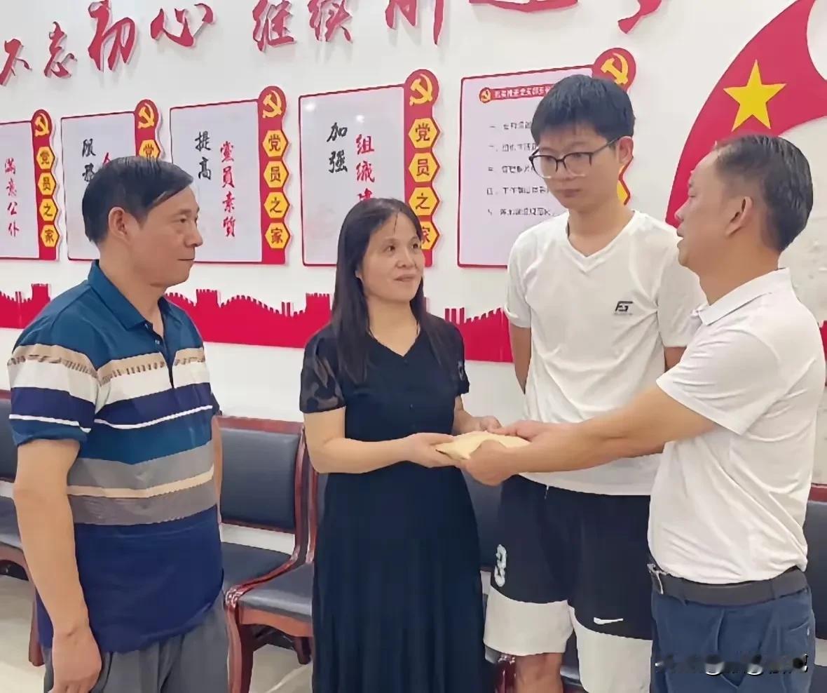 扶老人被索赔19000的大姐终于露面了。镜头里的她，就是那种你走在街上都会多看两