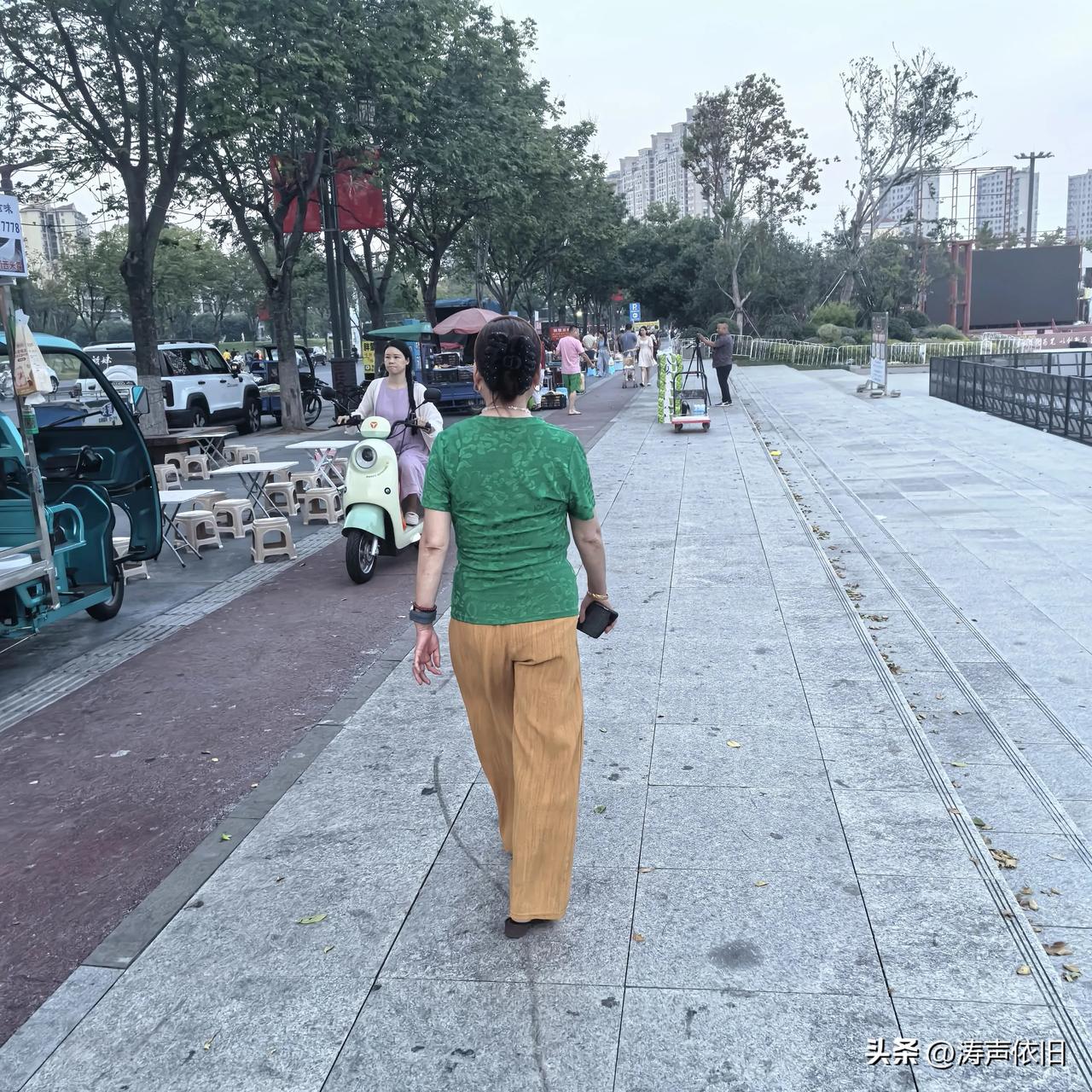 《鹧鸪天·闲享年华》

快乐如开长寿花，
殷殷问候暖心茶。
闲观芳艳消尘虑，
慢