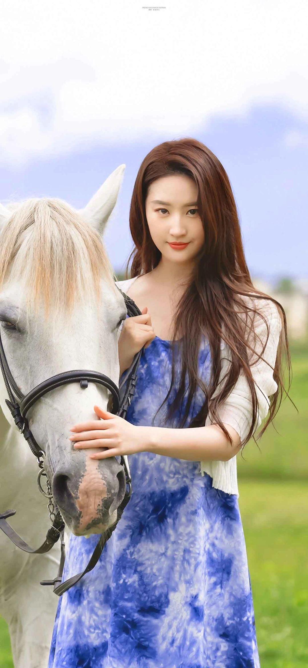 刘亦菲的壁纸总是美得令人陶醉，她那宛如仙子般的气质和迷人的笑容总能让人沉浸在美丽