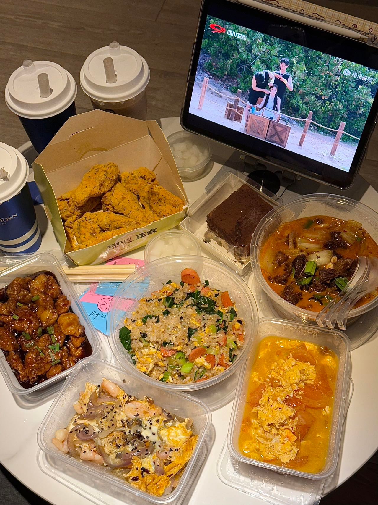 手捧热乎珍珠奶茶，暖乎乎甜滋滋，这就是冬天的小确幸呀～ 