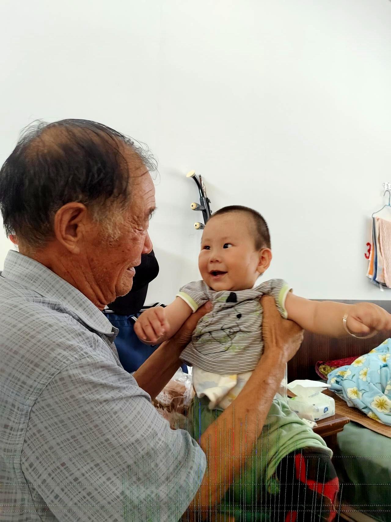谁说送老人去养老院就是不孝？
我公公不仅住得乐不思蜀，还混成了院里的“领操大队长