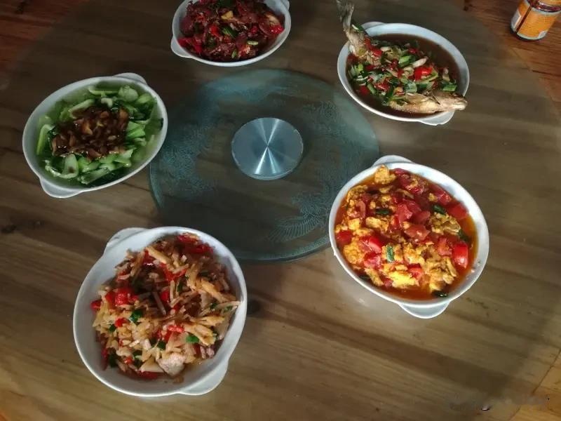 好女人七条标准，每条20分，你得多少分？
第一：会做可口的饭菜。

第二：自己有