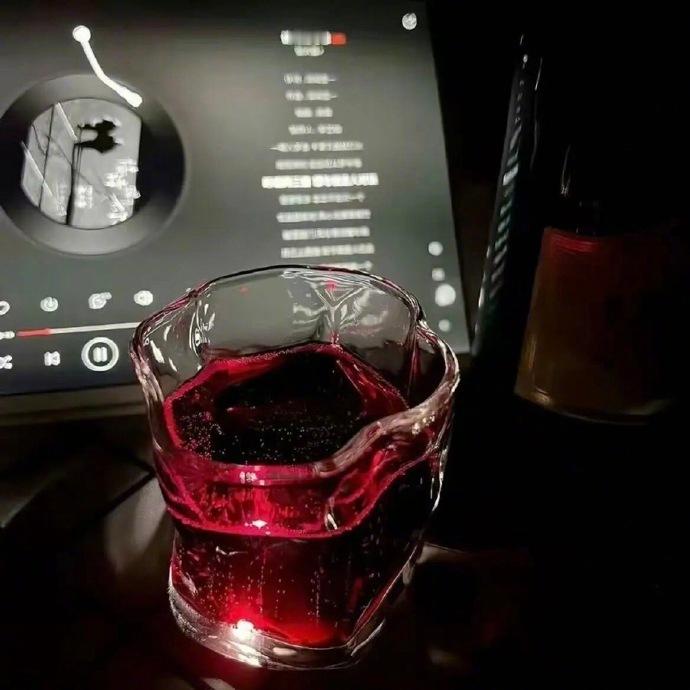 🥂“半杯敬远方，半杯敬奔赴 满杯敬自己依然勇敢。” 