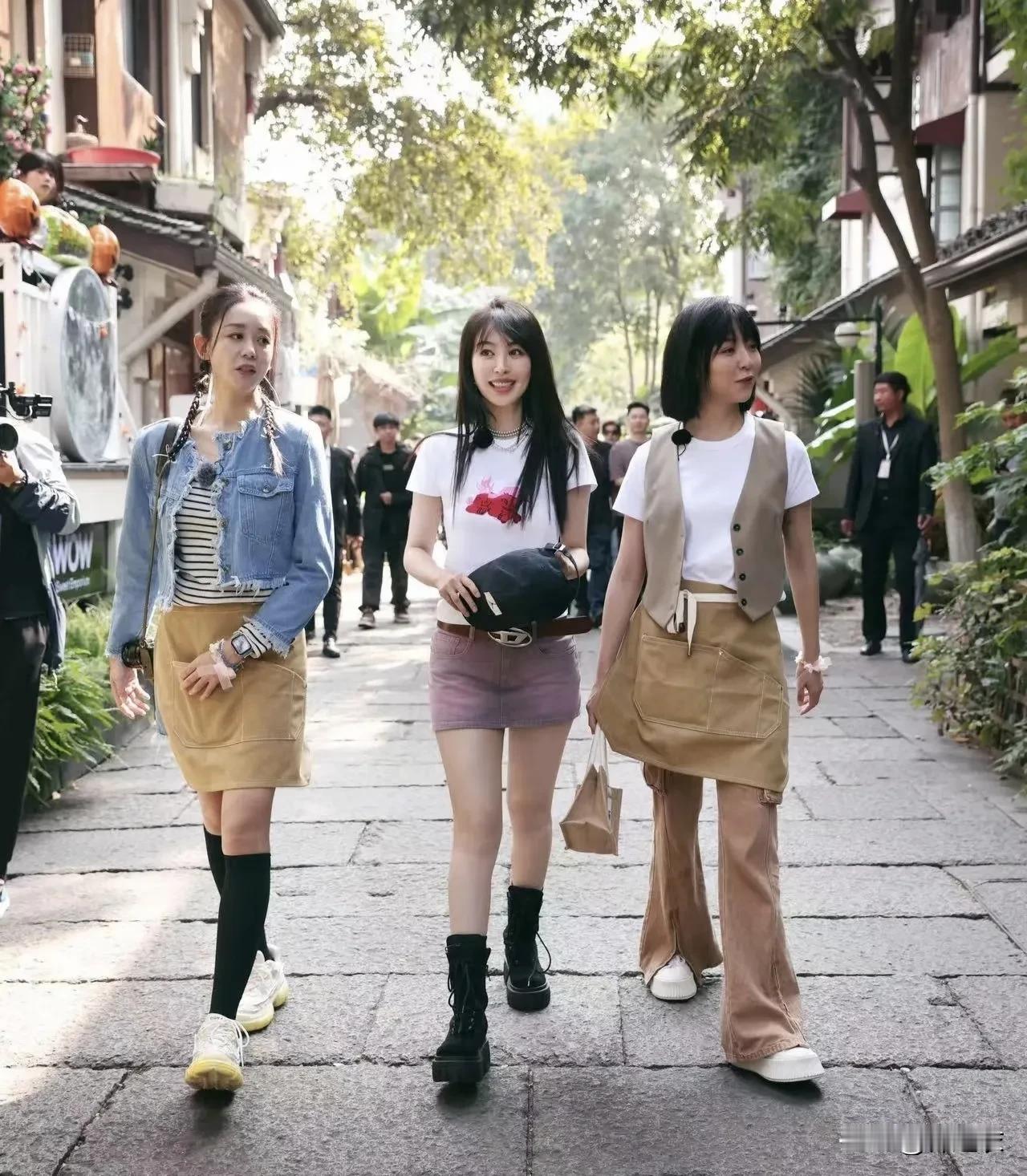 其实很多人搞错顺序了，因为综艺不是用来升咖的，而是用来曲线救国提高曝光度的。
