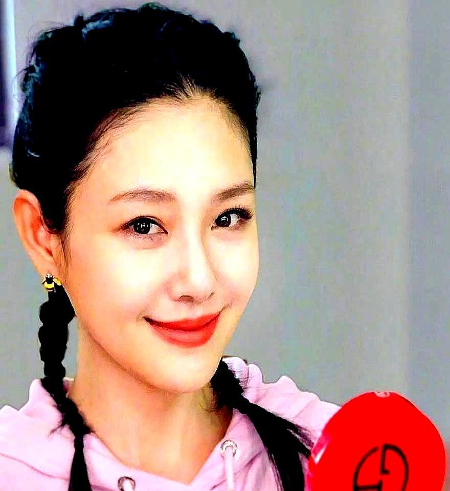 大S走后，那个连名字都叫不出来的姐姐，一个人扛下了所有。
 
小S哭到全面停工，