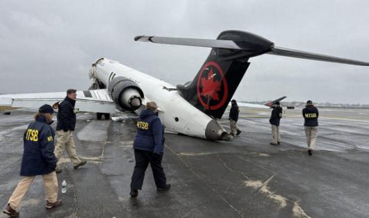 “谁能想到”美国纽约，一架刚落地的国际航班还没停稳，竟在跑道上被自家的重型消防车