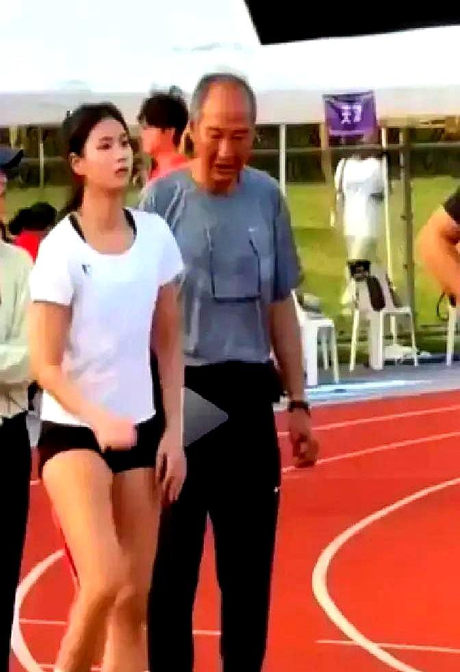刘翔教练孙海平，本该安享晚年的年纪，居然又扎回田径场了！这次带弟子夏思凝练跨栏—