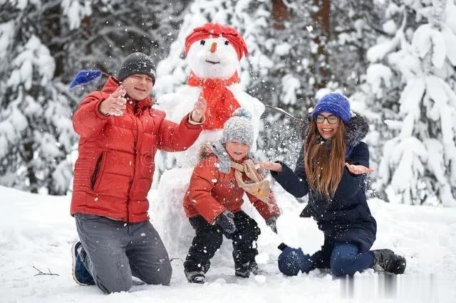 瑞雪丰年福气旺，
新年迎接新气象。
人逢喜事精神爽，
合家欢乐喜洋洋。
红灯高挂
