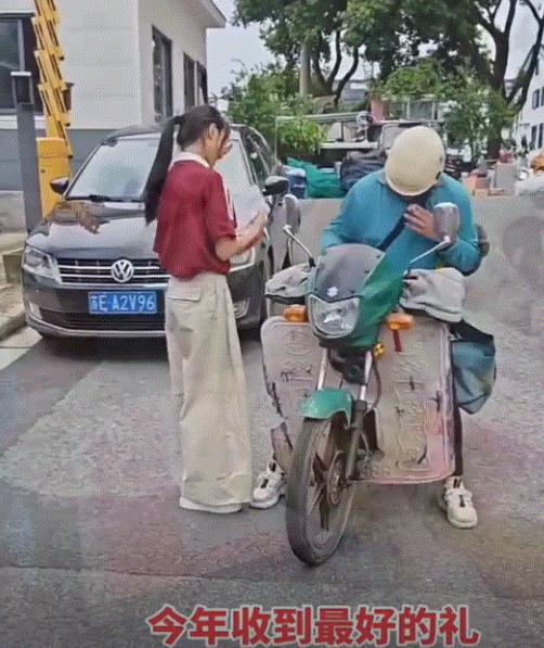 快递员送来高考录取通知书，女生取件时满脸笑容，不仅分享金榜题名的喜悦，还专门准备