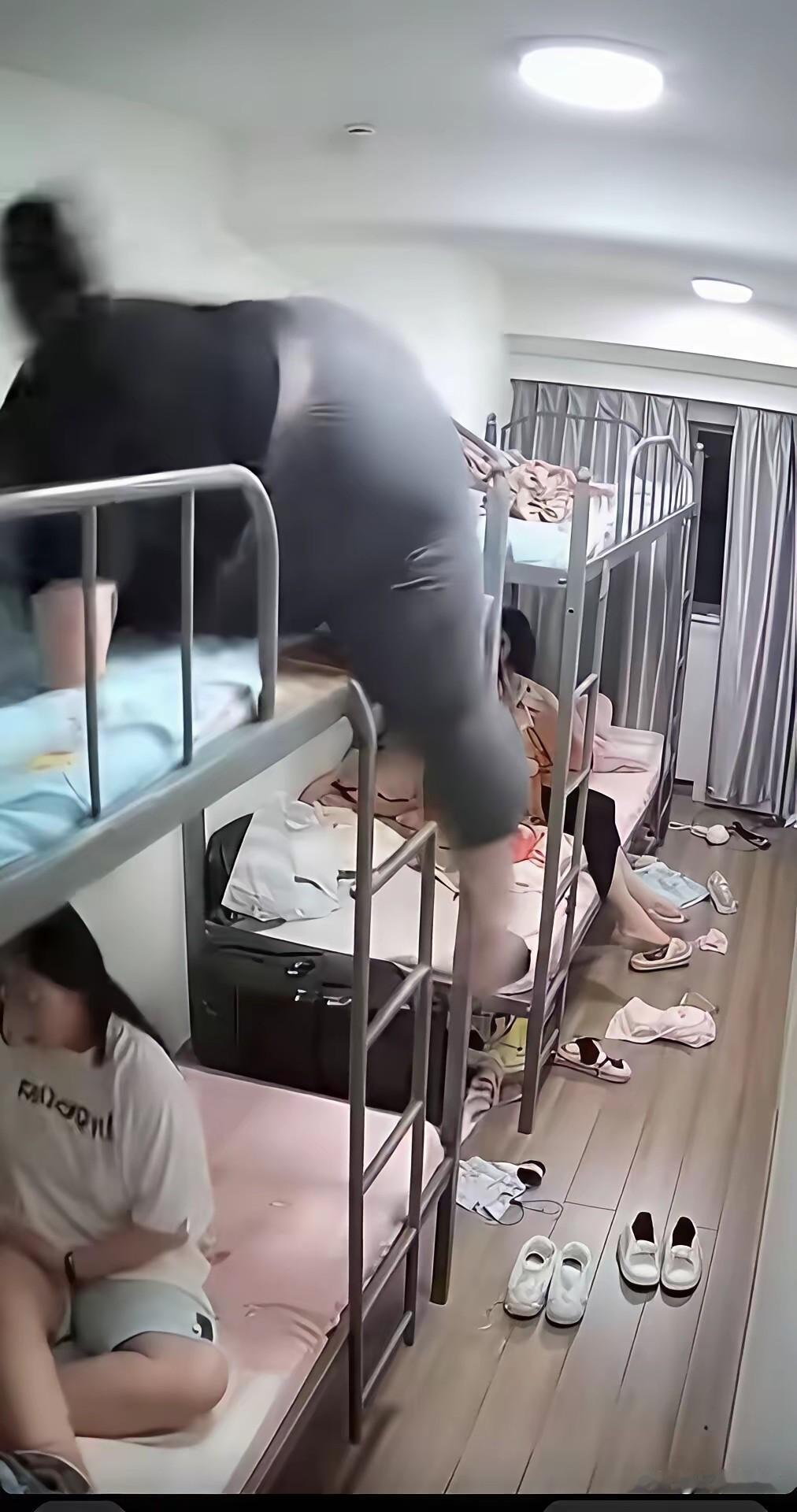 这么大的体格，住在上铺，也不知道这是她自己愿意住的结果，还是被安排的结果，如果是