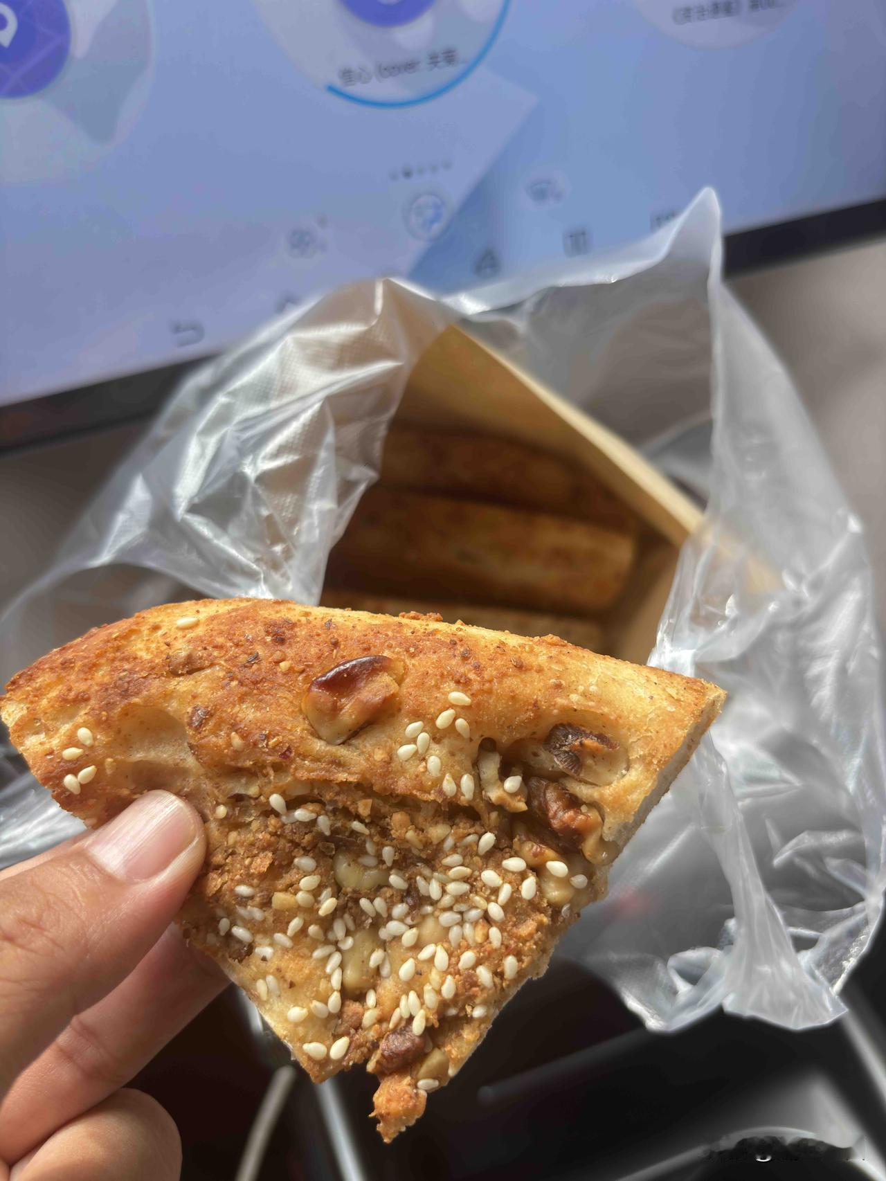 今天早上在西安吃的饼子，3.5元一个，芝麻核桃饼，现场烙的，这是哪个地方的特产呢