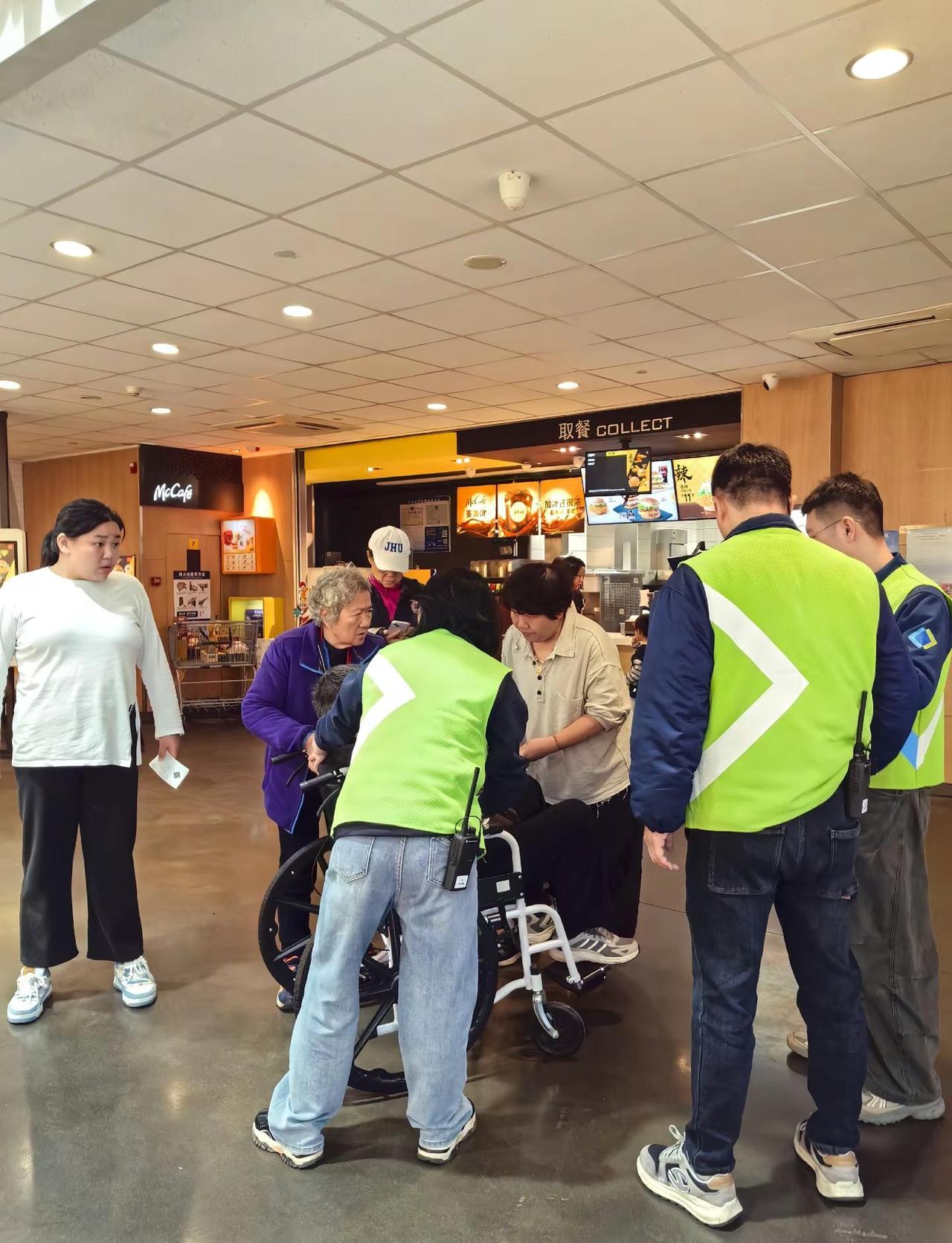 别人言、救一命、善之举、福相随！今天在山姆超市遇老人突发疾病，二话不说，直接上手