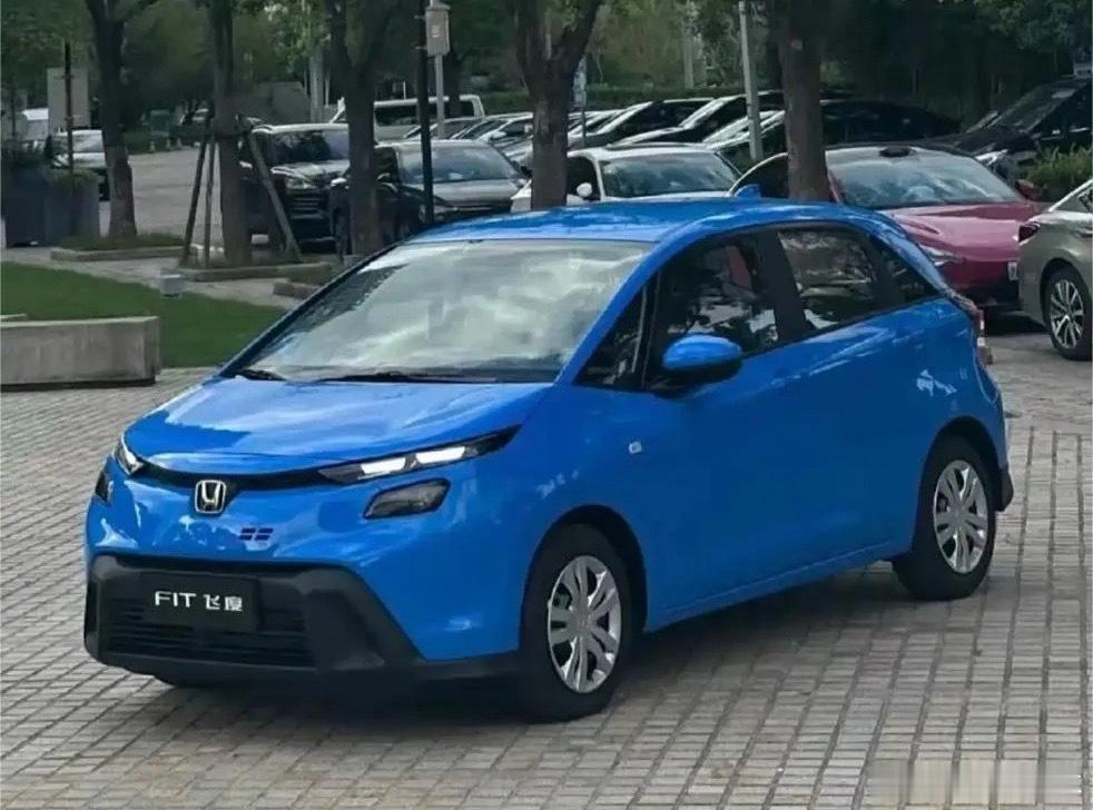 2016年的飞度已售下架了同行买的两个多成交的新款26款上市一口价6.68也是小