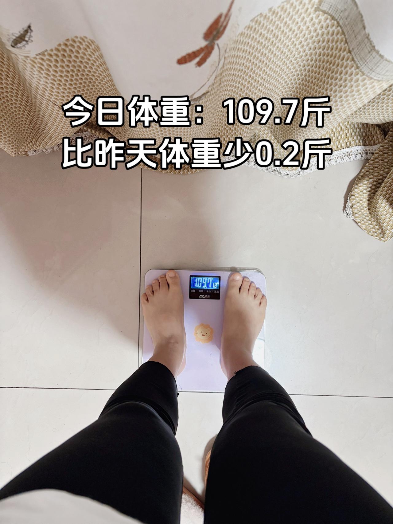 健康的生活方式是成功减肥的关键，加油
今日减脂早餐：红薯+鸡蛋+松子+豆浆+柚子