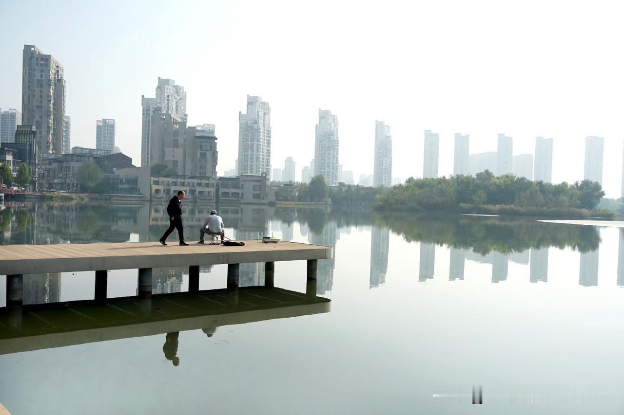 摄影作品欣赏
梅江公园的早晨，有人在湖中码头钓鱼，该公园水域面积非常大，夏天来游