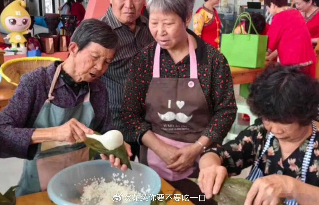 粽叶翻飞台州百位老人暖心迎端午小小粽叶承载浓浓温情，十里铺村端午活动兼顾民俗体验