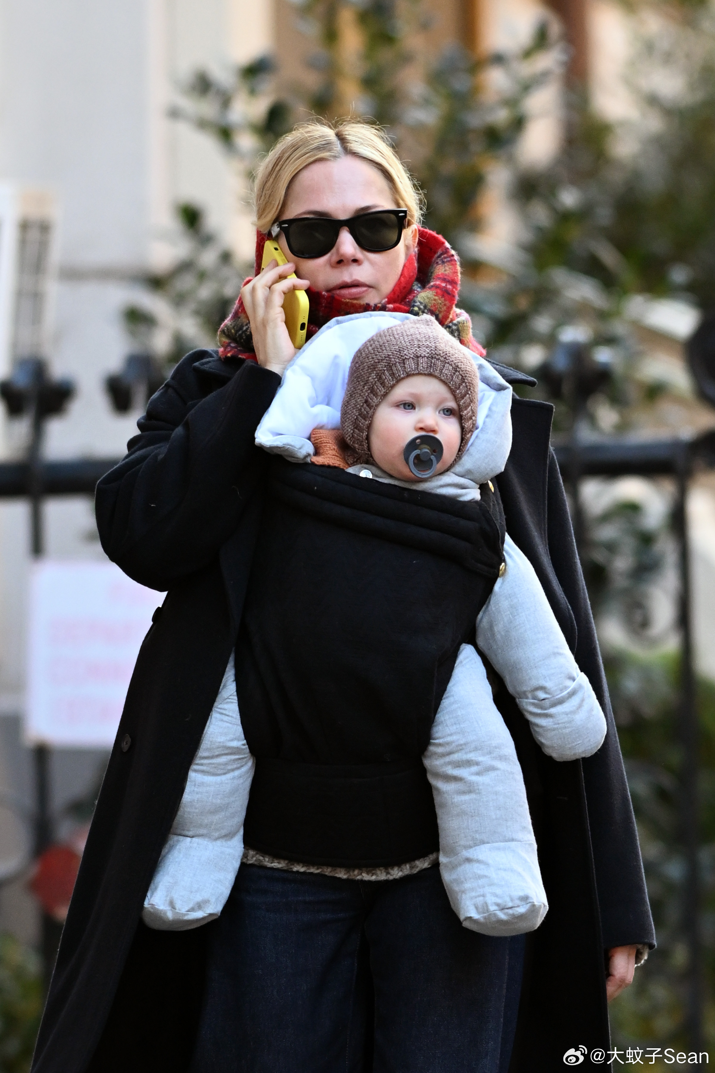Michelle Williams米歇尔威廉姆斯在纽约外出，带着最小的女儿出门散