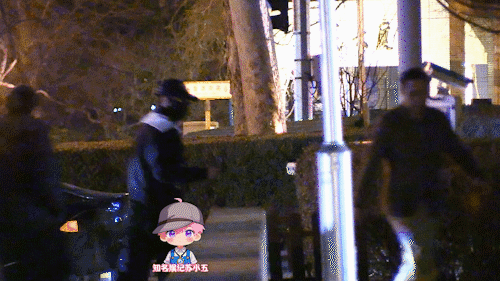 严浩翔戴墨镜聚餐严浩翔聚餐 八卦媒体称拍到严浩翔苏梅岛风波前参与聚餐，头戴棒球帽