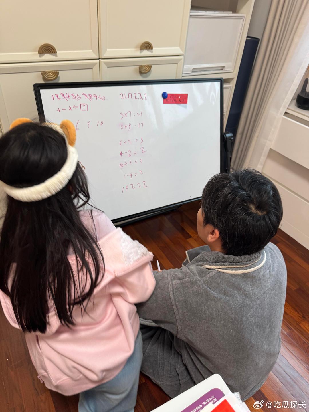 秦昊教米粒做数学题秦昊教女儿米粒做数学题 伊能静在线求解数学题，自己解不出来，秦