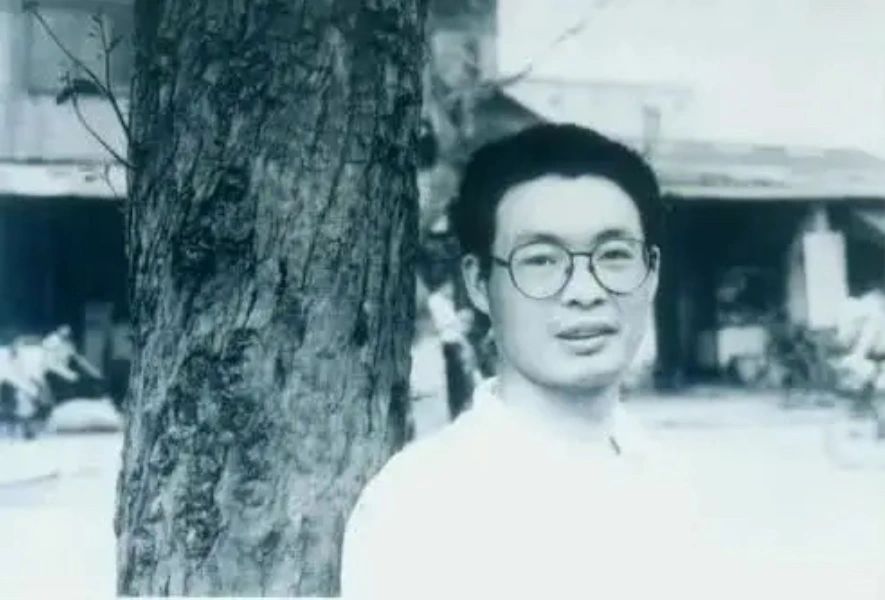 1981年，麦家高考。成绩全班第三，榜上有名。
如果说童年的不幸是上帝给麦家的一...