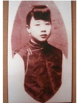1900年，八国联军侵华，3名德国士兵闯进了一个女子家里，想对她图谋不轨，谁知女