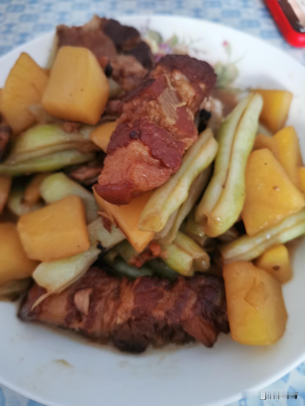 室友从食堂打包回来："今天阿姨手不抖了。" 
翻了翻："哦，是我打多了。"