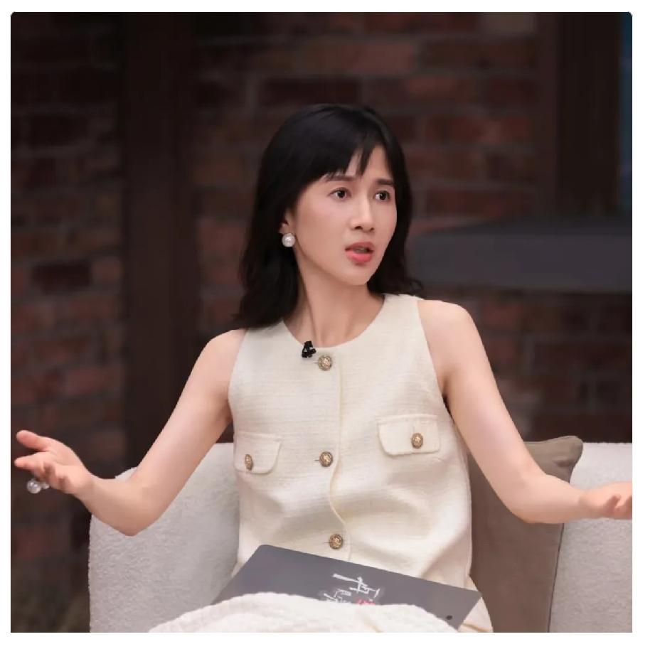 papi酱曾聊过一个很通透的观点：人真正活明白之后，根本不会再和任何人较劲。
