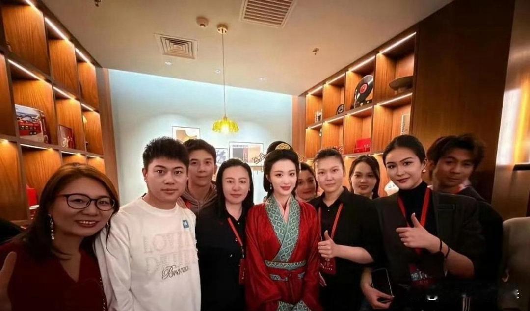 王楚然颜值颜值气场拉满，五官精致明艳出众，颜值质感远超常人，美得格外出众耀眼。 