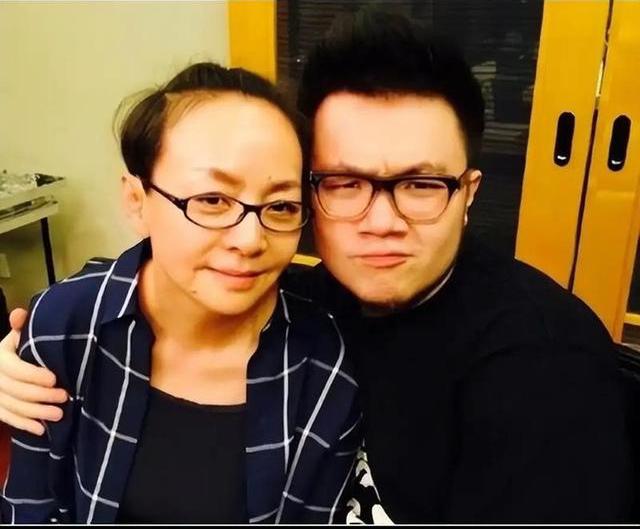 宋丹丹不枉疼爱儿子一回。

​巴图直播被问及到底姓什么？他大大方方承认自己和两个