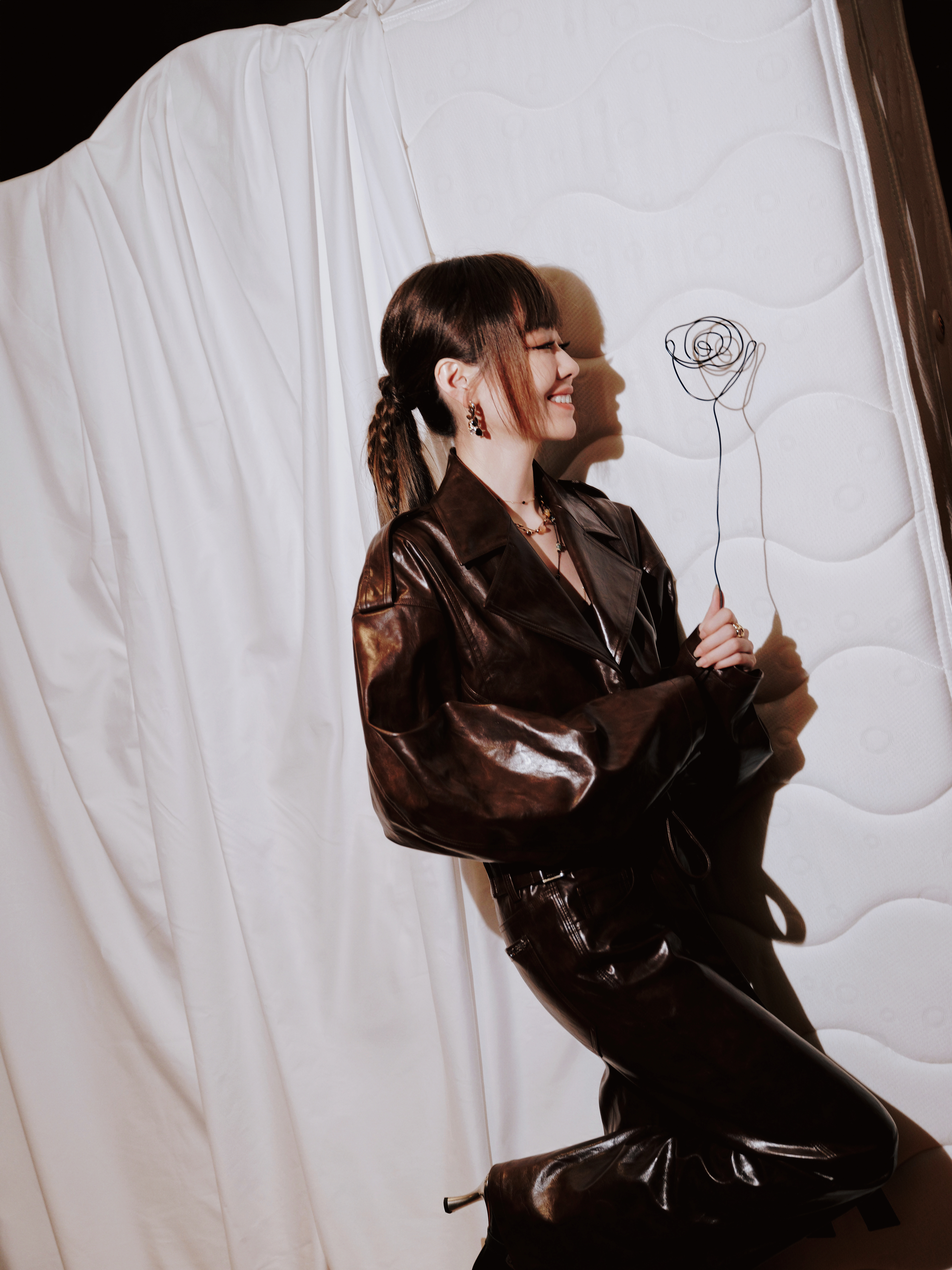 张靓颖 张靓颖超高白色一字带高跟