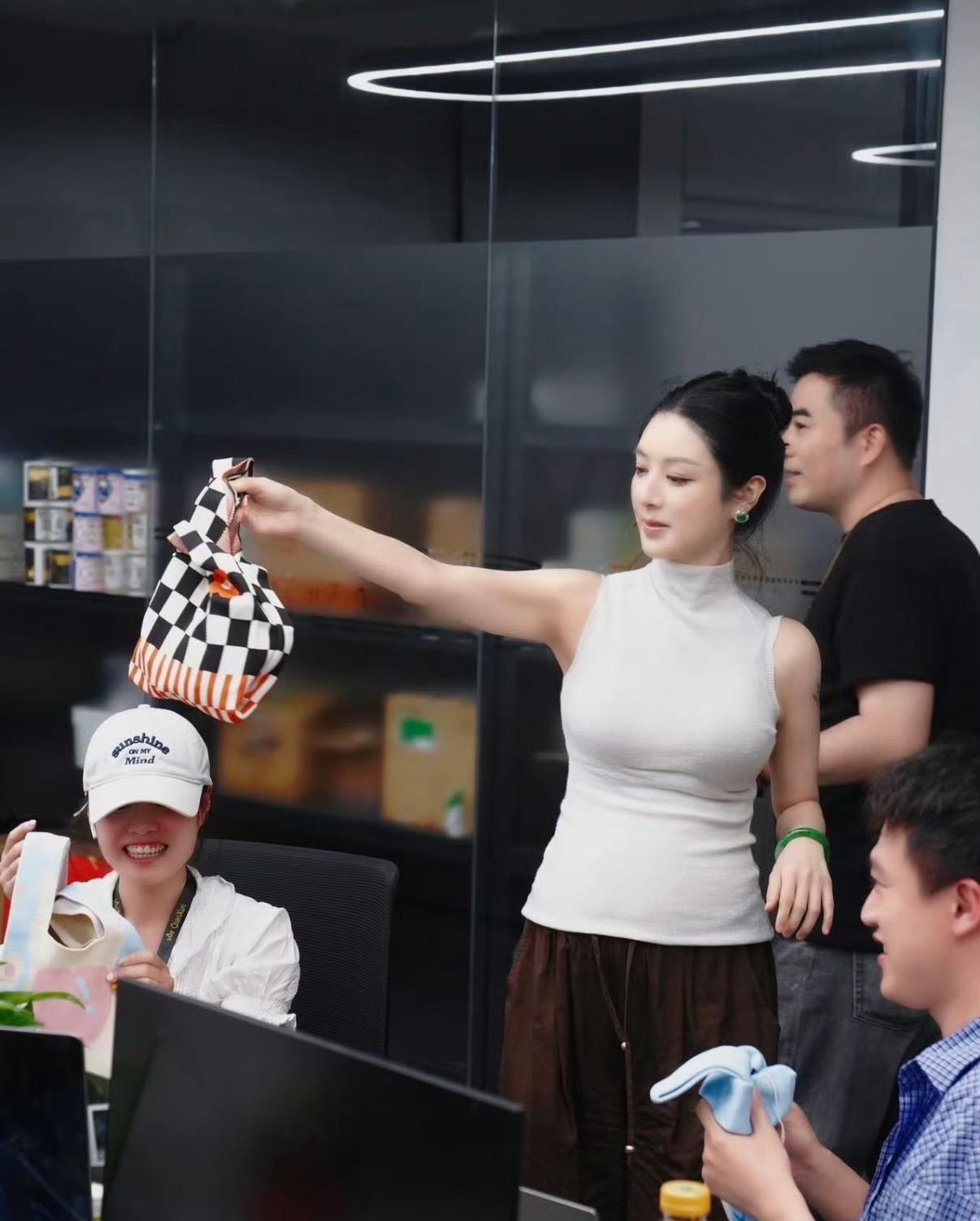 薇娅这回是真杀回来了。2026年6月4日谦寻新总部启用，她亲自在现场给员工发乔迁