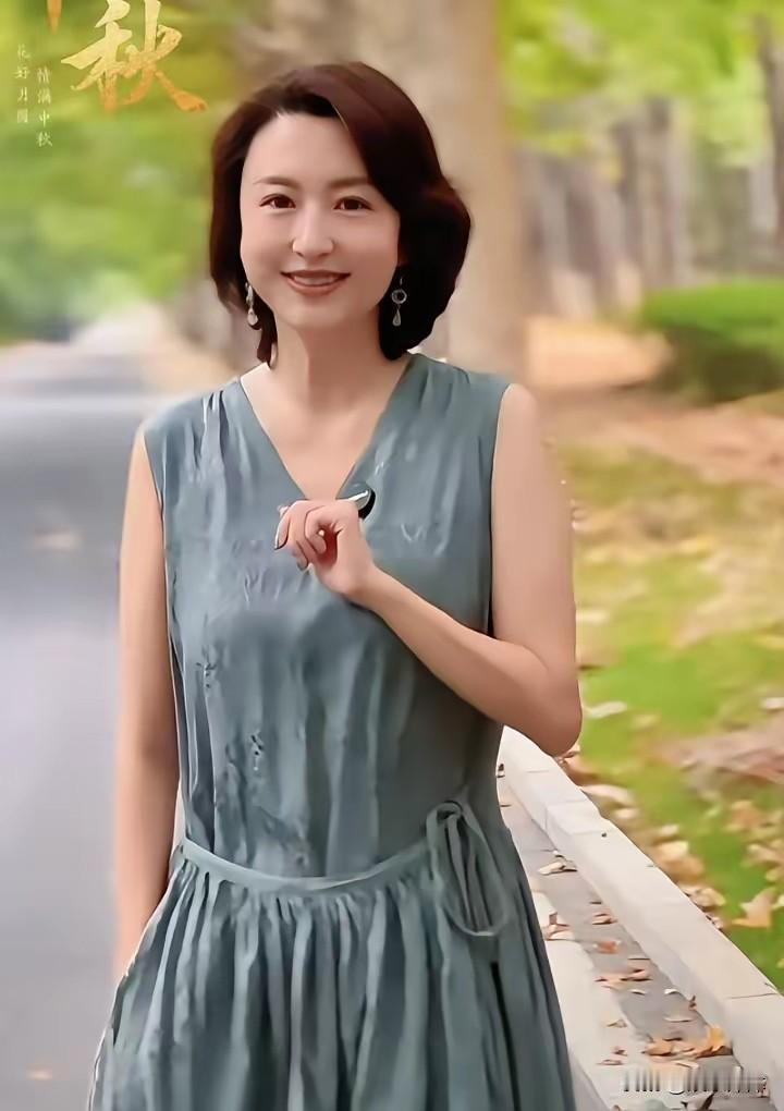张蕾一袭灰蓝色无袖提花连衣裙亮相，穿搭简约雅致，举手投足尽显从容温婉。她借着中秋