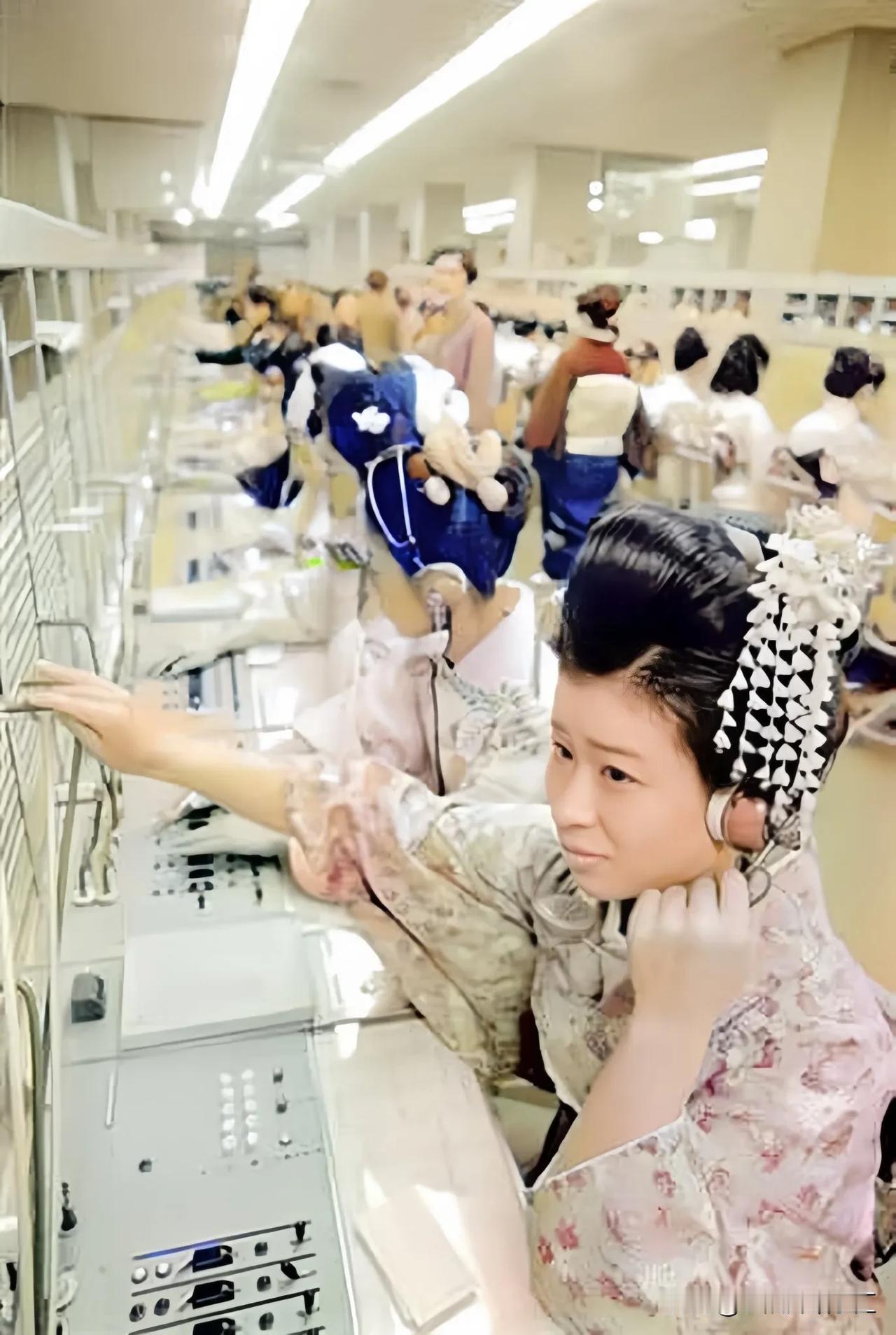 1970年，东京都千代田区的电话接线员，她们身着日本传统服饰在紧张的忙碌着！