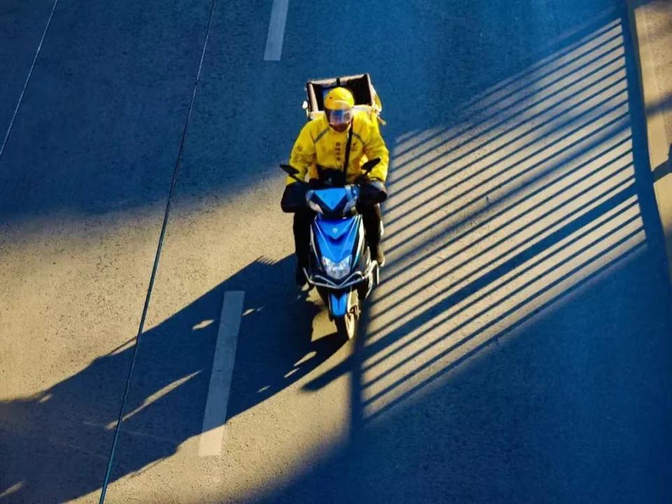 我在马路上，外卖小哥骑手，嗖，嗖的象风一样从我身边飞过，不由得直冒冷汗。
 为了