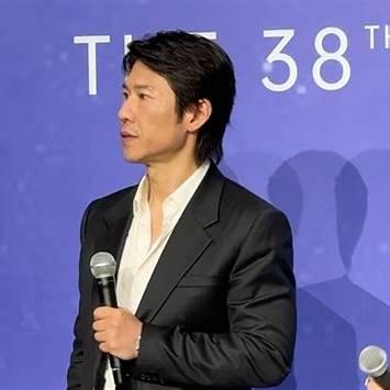 其实稍微留意一下就能发现，王骁这状态确实有点“不一样”，都已经48岁了，难道没人