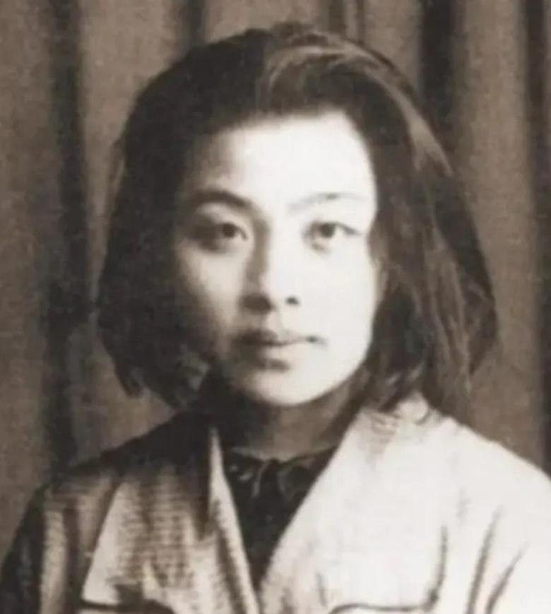 1928年，才女丁玲同时爱上了两个男人，并提出了三人同居，不可思议的是，她的想法