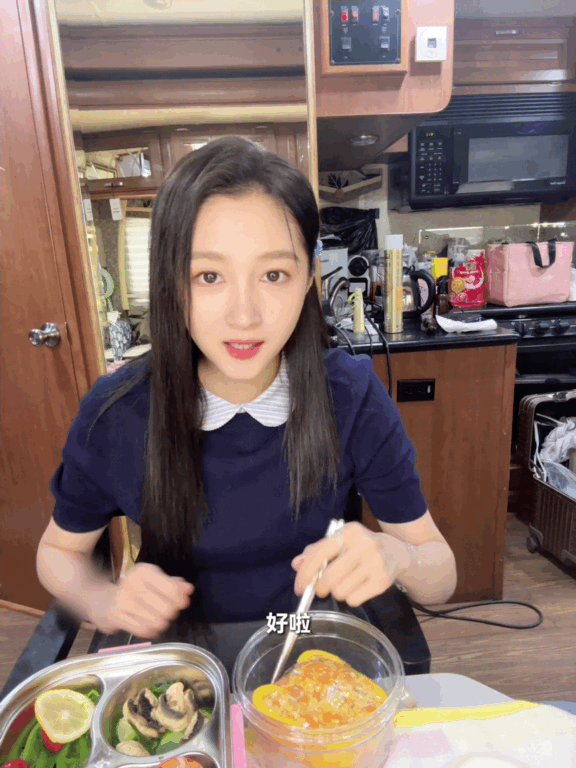 关晓彤分享彩椒碗教程关晓彤分享的彩椒碗教程看起来好诱人，减脂餐也能这么美味，真想