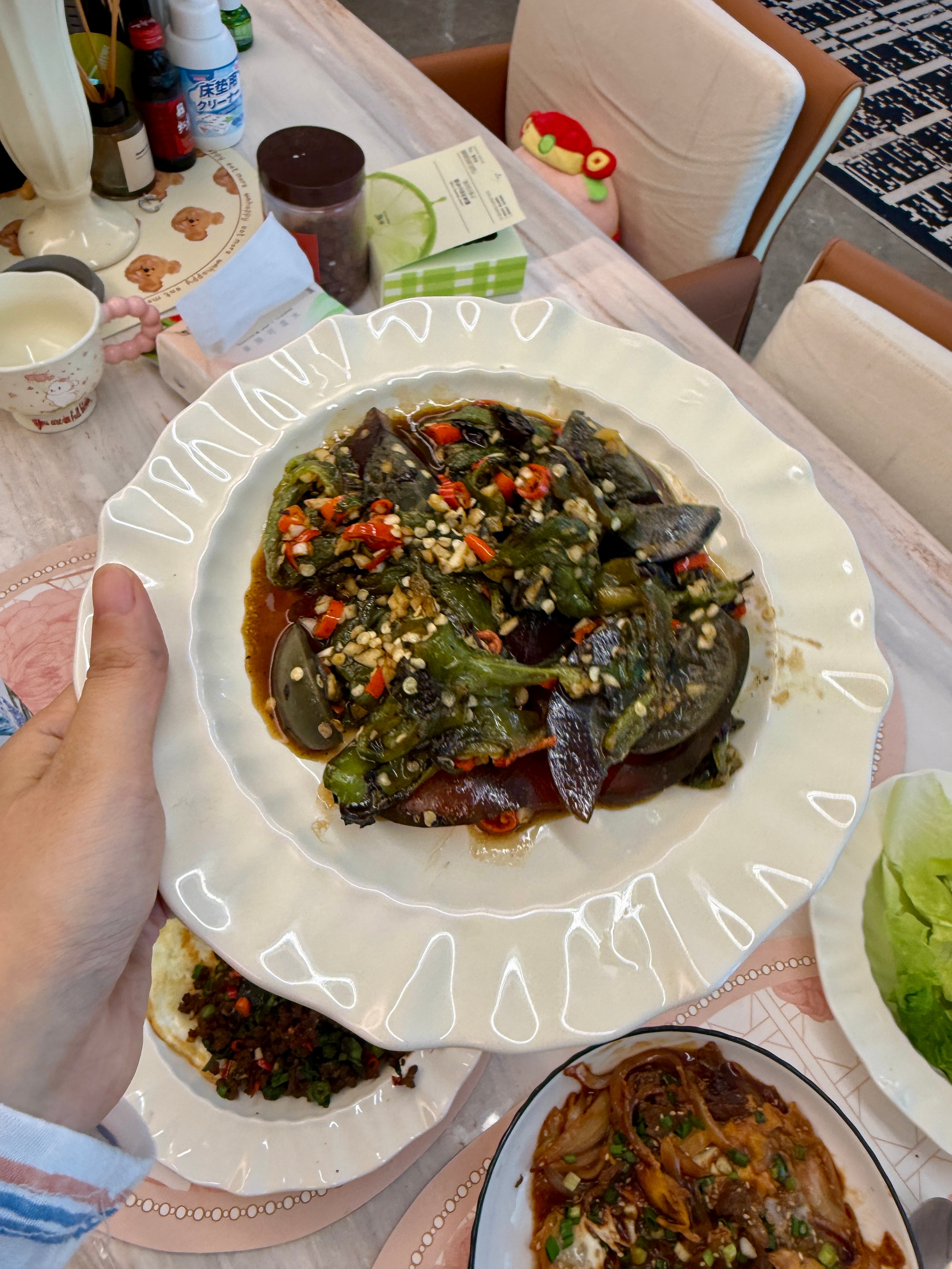 今天吃什么? 牛肉抱蛋。打抛。擂辣椒皮蛋。排骨汤， 