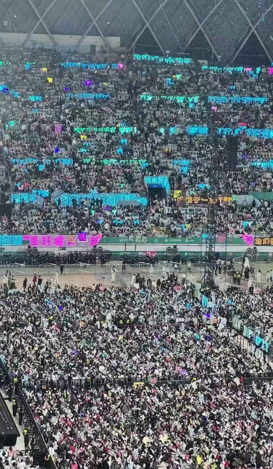 哇撒！！！宋亚轩这个弹幕式的灯牌绝了简直！！！