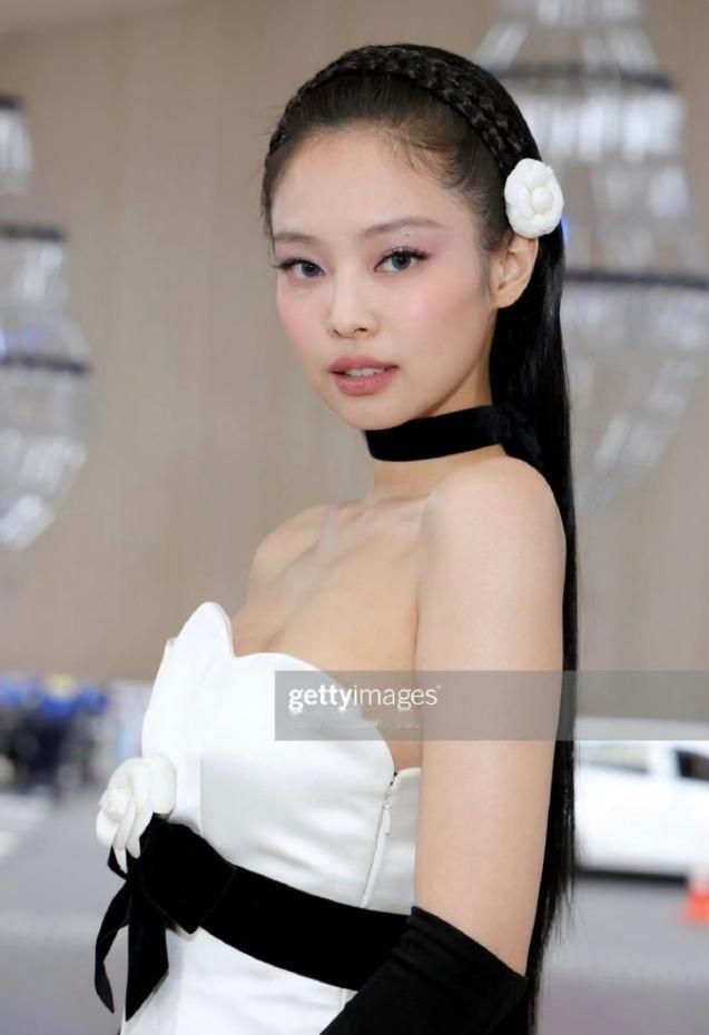 Jennie即将四登Met Gala！
内娱连个三登明星都找不出来，蔡徐坤也才刚