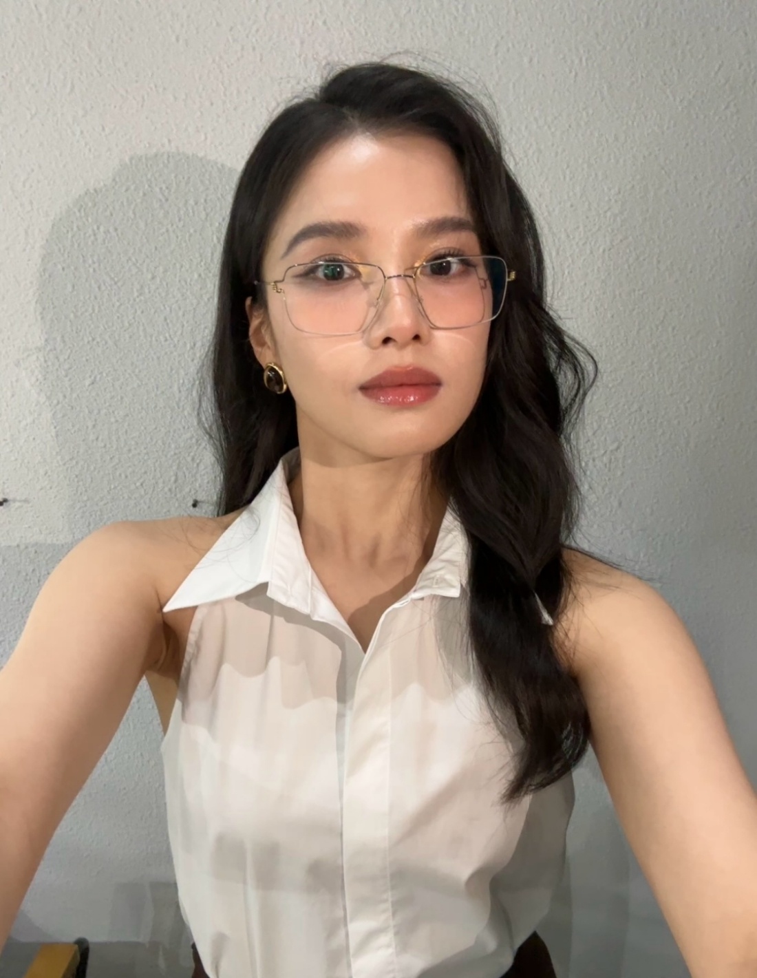 第一个让张婧仪戴眼镜的人是天才，眼镜也封印不住的颜值，太美啦[爱你][爱你] ​