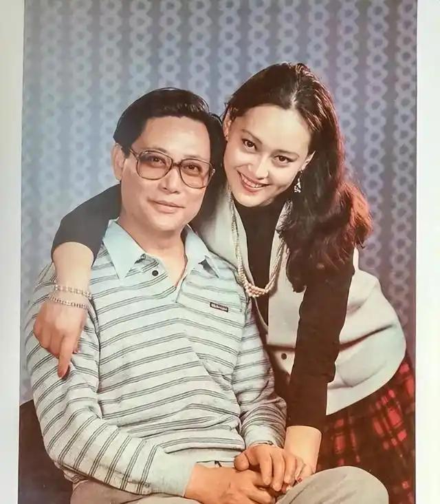 [微风]1983年，21岁的宋佳嫁给了42岁的京剧泰斗张学津，对方比她大21岁，